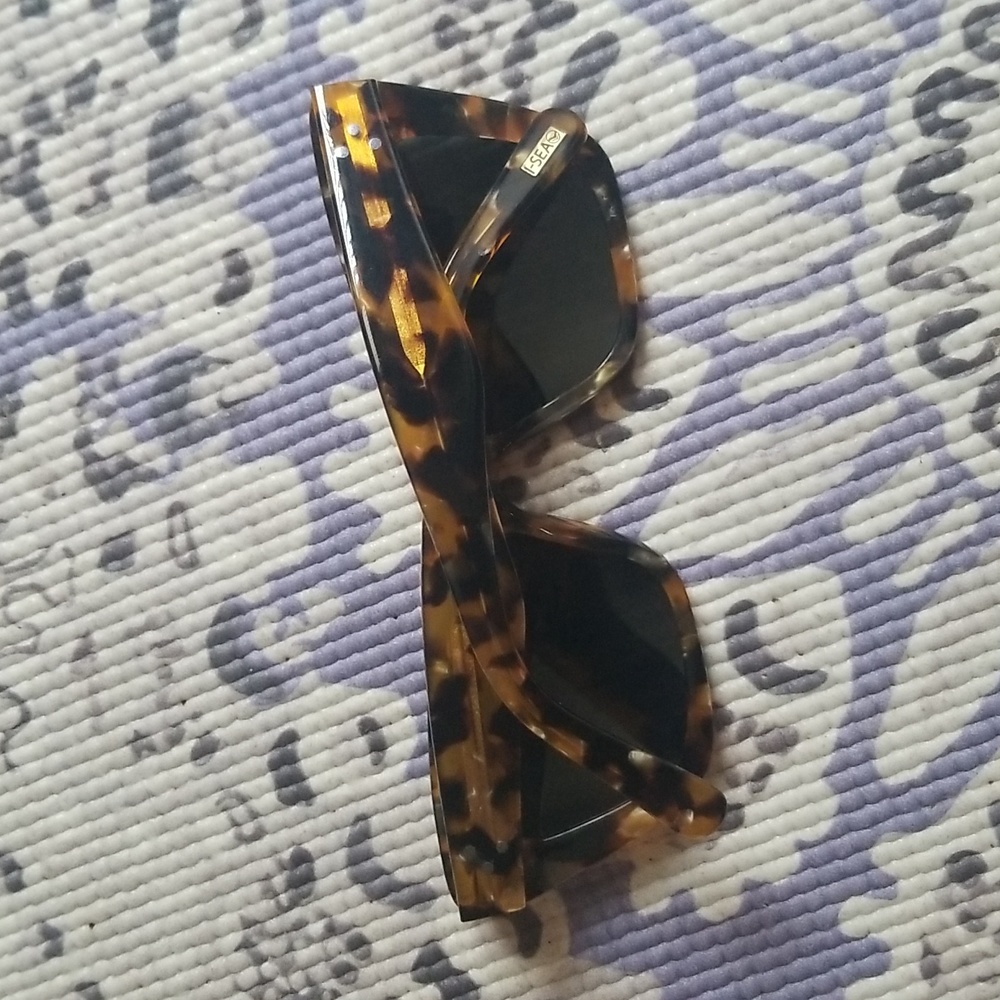 I-SEA Tortoise Shell Sunglasses - Picture 6 of 14